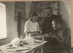 Фотография. Медицинский пункт в подшефном колхозе Ставропольской психиатрической колонии. 1930-е гг. Из фотоальбома главного врача А.Я. Доршта 1939 г.